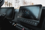 Die Displays des Multimedia-Cockpits im Arocs zeigen Aufbaufunktionen, virtuelle Schalter dienen als ergänzende Bedienelemente. (Bild: Daimler AG)
