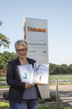 Bema-Geschäftsführerin Sonja Koopmann freut sich über die erneuten Auszeichnungen CrefoZert und Jurystufe des Mittelstandspreises (Bild: bema GmbH Maschinenfabrik)