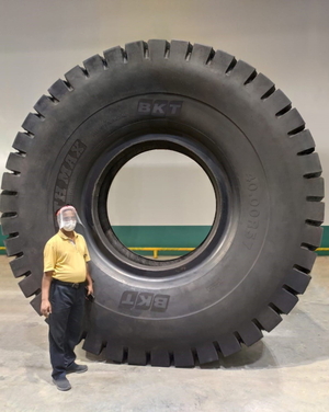 Das größte BKT-Reifenmodell mit 3,5 m Höhe: der EARTHMAX SR 468 für starre Muldenkipper. (Bild: BKT)