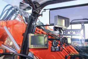 Das „Sprachrohr” der Leica-Maschinensteuerung: Farb-LCD-Displays mit 2D- oder 3D-Software, über die der Fahrer die volle Kontrolle über seine Arbeit erhält. (Bild: Kiesel GmbH)