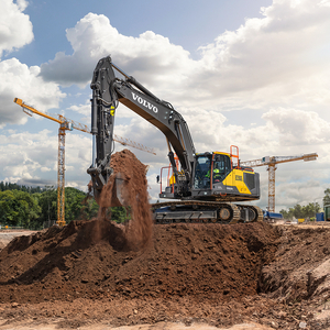 Die Arbeit mit dem EC350E ist dank der Technologie zur Reduzierung der Auslegerschwingungen für den Bediener weniger anstrengend. (Bild: Volvo Construction Equipment)