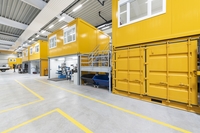 Im neuen Ausbildungszentrum der Firma Max Bögl in Deining/Oberpfalz wurde eine zweistöckige Anlage aus 20 Fagsi-ProEco-Containern integriert, in der unter anderem Büro- und Besprechungsräume sowie Materiallagerräume untergebracht sind. (Bild: Firmengruppe Max Bögl/Carsten Staudenmaier)