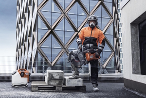 Die neue SmartGuard-Schutzausrüstung von Husqvarna, bestehend aus Jacke, Helm und Trennscheibenschutz arbeitet optimal als System zusammen, um die Schwere von Verletzungen im Falle eines Rückschlags des Trennschleifers zu minimieren. (Bild: Husqvarna)