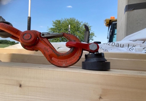 Nach dem Montieren von Pick Max kann der Schäkel eingesetzt und der Lasthaken angebracht werden.  Foto: SIHGA GmbH