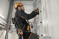 Das neue Stahlseil-Steigschutzsystem Claw Line von Skylotec ermöglicht sicheres Auf- und Absteigen an Leitern. (Bild: Skylotec GmbH)
