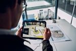 Mit der Liebherr AR Experience, die als App kostenlos aufs Smartphone und Tablet geladen werden kann, werden mit Hilfe von Augmented Reality digitale 3D-Daten in die reale Umgebung projiziert. (Bild: Liebherr-Werk Nenzing GmbH)