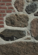 Zur Wiederherstellung und Sicherung von historischem Mauerwerk bietet Marbos ein zementloses Spritz- und Verpresssystem an. (Bild: Marbos GmbH & Co. KG)