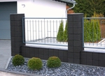 Die neuen Gartenmauer-Steine von Christoph Betonwaren lassen sich gut mit modernen Zaun-Elementen kombinieren.