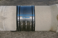 Die Flexseal MAGNUM Manschettendichtung ist 370 mm breit und je nach Nennweite druckdicht bis 4,0 bar.