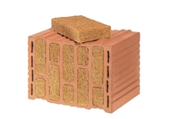 Die natürliche Holzfaserfüllung trägt nicht nur wegen eines niedrigeren CO2-Fußabdrucks bei der Herstellung, sondern auch wegen einer optimalen Recyclingfähigkeit zu einer verbesserten Ökobilanz des Mauerziegels MZ80-GH bei. (Bild: tdx/Mein Ziegelhaus/Gerd Schaller)